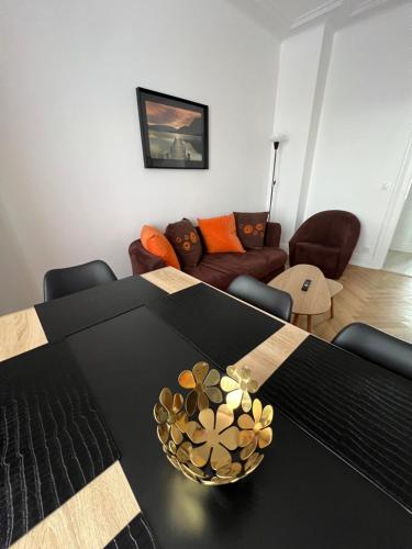 une salle à manger avec une table et un canapé dans l'établissement Esprit Forêt N0ire - appartement de luxe 3 chambres, à Mulhouse