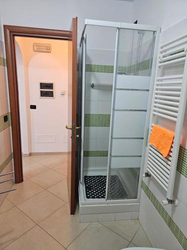 eine Dusche mit Glastür im Bad in der Unterkunft Dolce Riposo in Manziana