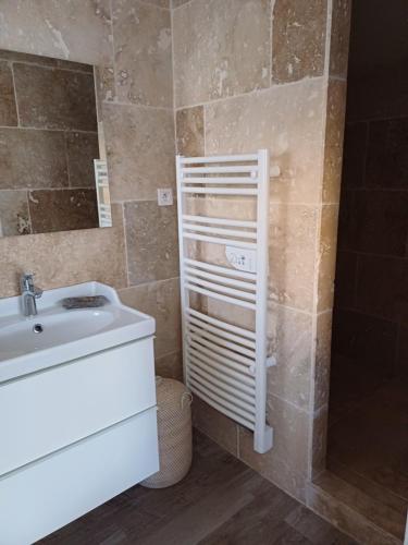 une salle de bain avec un lavabo blanc et un miroir dans l'établissement Margaux, au Plan-de-la-Tour