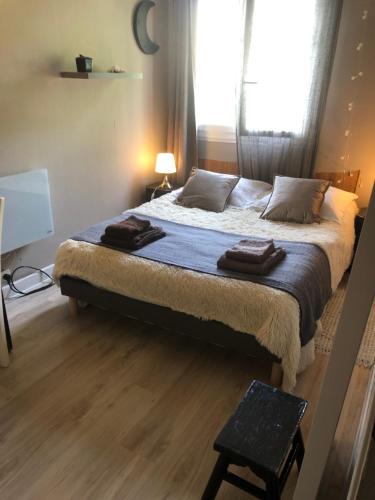 - une chambre avec un lit et 2 serviettes dans l'établissement Charmante chambre privée 5/10 mn du CentreVille/Port-Jardin/Parking, à Nice