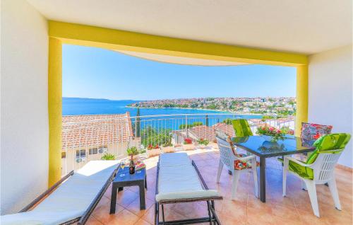 Stunning Apartment In Okrug Gornji