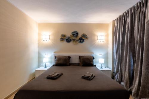 - une chambre dotée d'un grand lit avec deux chaussures dans l'établissement Sea front Costa Adeje Spacious 2 bedroom apartment, à Adeje