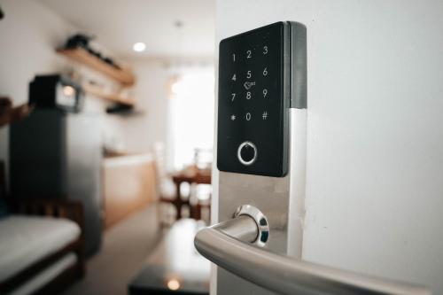 Eine Nahaufnahme einer Nahaufnahme einer Toilette in einem Zimmer in der Unterkunft R'Holistay Commune Village near WEDDING CHURCHES in Nasugbu