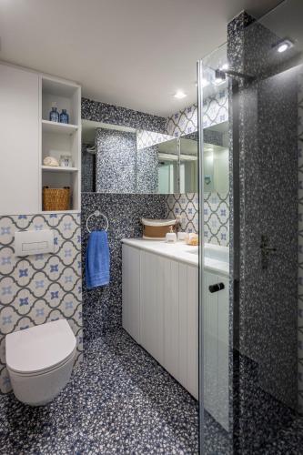 a bathroom with a toilet and a shower at Seaside Bungalow in Pefkochori