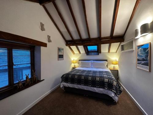 una camera con letto e soffitto a volta di Hay On Wye Welsh Townhouse in Hay centre a Hay-on-Wye