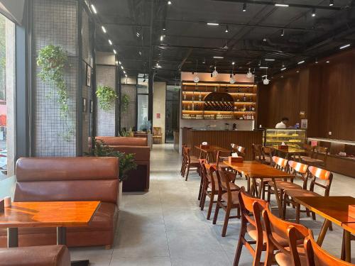 un restaurant avec des tables et des chaises ainsi qu'un bar dans l'établissement A25 Hotel - 18 Nguyễn Hy Quang, à Hanoï