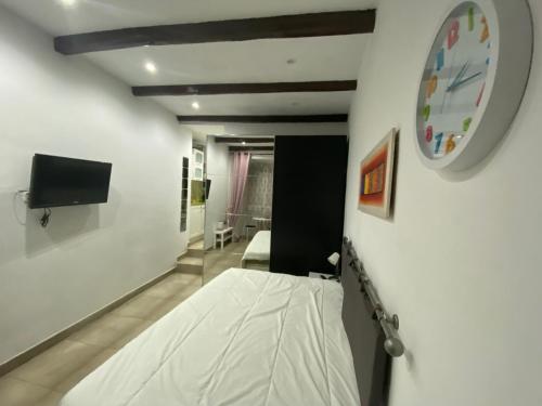 um quarto com uma cama e um relógio na parede em Casa Álvarez em Madri