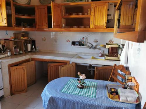 une cuisine avec une table et un chiffon bleu dans l'établissement Maison bord de mer, à Zaouia Sidi Ouaggag
