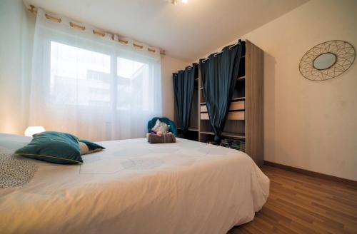 เตียงในห้องที่ Appartement lumineux, 80m², proche des Vosges