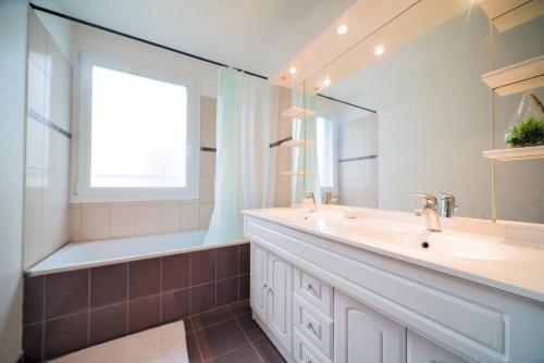 Ένα μπάνιο στο Appartement lumineux, 80m², proche des Vosges