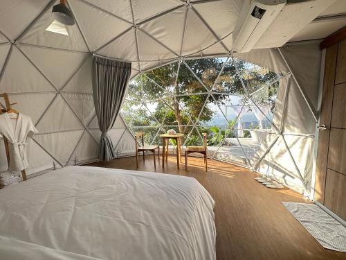 um quarto com uma cama numa tenda cúpula em Arabica lodge em Ban Huai Khai