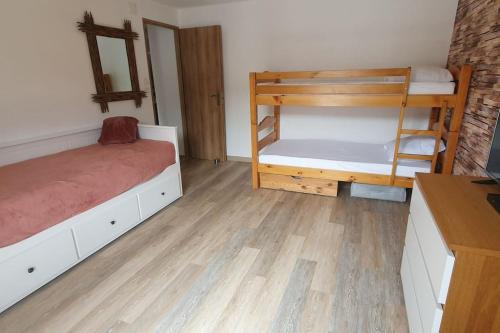 - une chambre avec des lits superposés et du parquet dans l'établissement Appartement Cosy Le Renne Des Neiges Vue montagne, à Cornimont