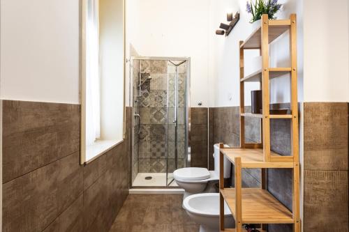 a bathroom with a toilet and a shower at Le Torrette Rooms and Apartments in Avola