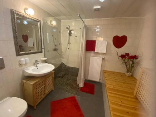 ein Bad mit einem WC, einem Waschbecken und einer Dusche in der Unterkunft Appartement Resch in Mariapfarr