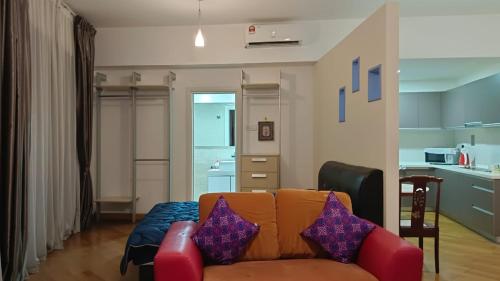 Il comprend un salon avec un canapé et une cuisine. dans l'établissement Regalia Suite Studio, à Kuala Lumpur