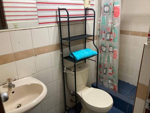Apartamento en Pueblo Libre في ليما: حمام مع مرحاض ومغسلة