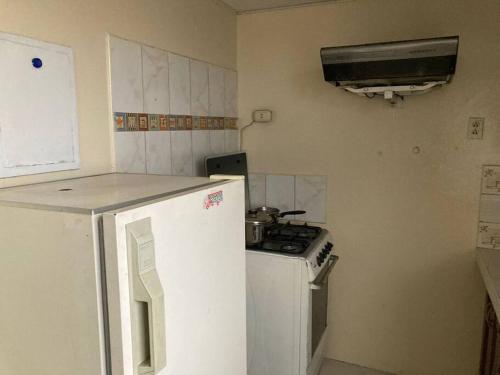 eine Küche mit einem Kühlschrank und einem Herd in der Unterkunft Apartamento en Pueblo Libre in Lima