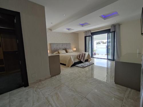 um quarto grande com uma cama e uma janela grande em Villa lujo Costa del Sol con piscina-jacuzzi em Torremolinos