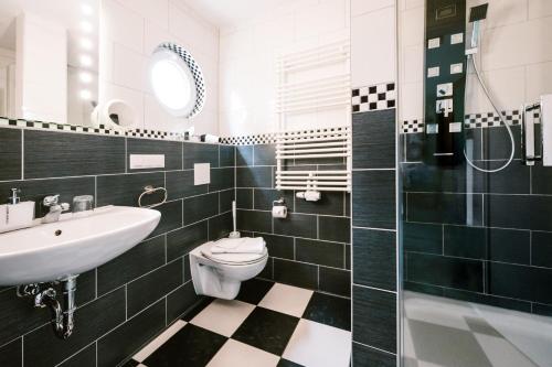 a bathroom with a toilet and a sink and a shower at Oma's Küche & Quartier in Binz