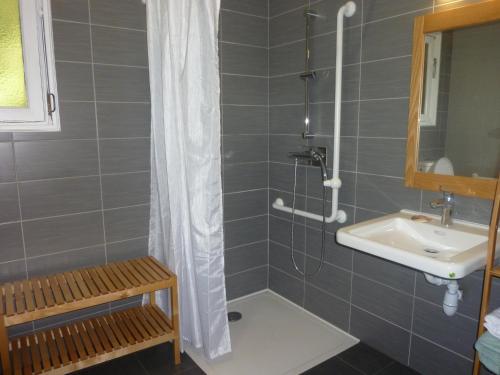 ein Bad mit einer Dusche und einem Waschbecken in der Unterkunft Chalet Le Fario, Bain nordique in Fréchet-Aure