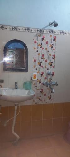 Bilik mandi di HOTEL SHYAMALI AND EVENTS
