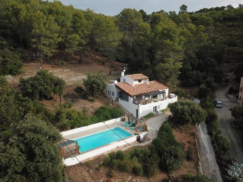 Taradeau的住宿－La maison du petit Thomas，享有带游泳池的房屋的空中景致