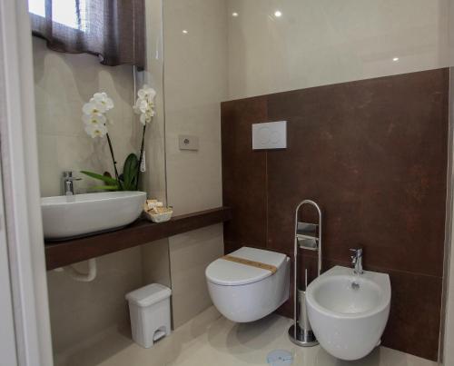 a bathroom with a toilet and a sink at BnB Villa Langellotti in Pompei