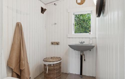 a white bathroom with a sink and a window at Nice Home In Nykbing Sj With Wifi in Tjørneholm