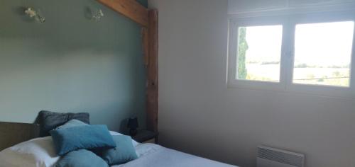 une chambre avec un lit et une fenêtre dans l'établissement La Closerie de la Cèze, à Cornillon