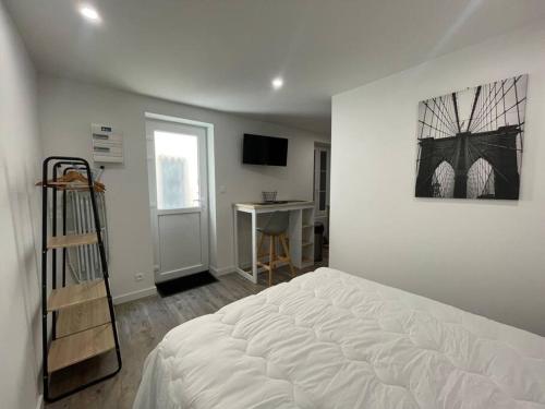 um quarto com uma cama, uma escada e uma secretária em Studio de l'EST n°1 em Montluçon