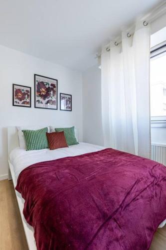 une chambre avec un grand lit avec une couverture violette dans l'établissement Studio douillet /Centre ville, à Strasbourg