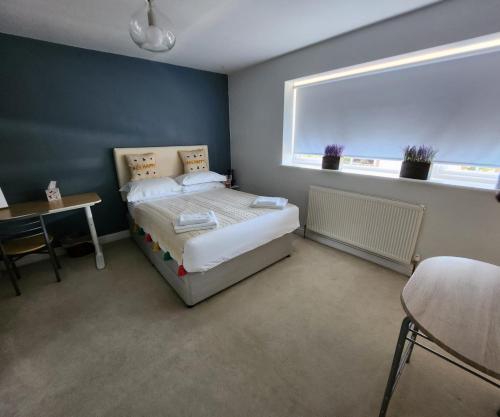 niewielka sypialnia z łóżkiem i oknem w obiekcie Polkerris Way 1 w mieście Fleet