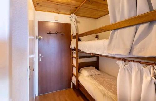 En eller flere senge i et værelse på Studio cabine 4 personnes Résidence Le Péric A Terrasse avec vue