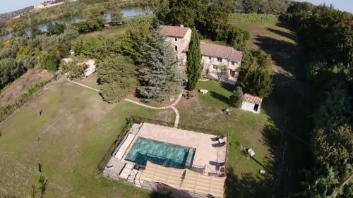 una vista aérea de una finca con piscina en Mas de la Roule, 4 studios, piscine chauffée, studio SPA, parc 2 ha, Pont d'Avignon à pied en Aviñón