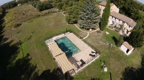 Mas de la Roule, 4 studios, piscine chauffée, studio SPA, parc 2 ha, Pont d'Avignon à piedの敷地内または近くにあるプール