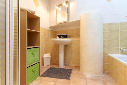 ein Badezimmer mit einem Waschbecken, einem WC und einem Waschbecken in der Unterkunft Le Refuge d'Aglaé in Legé