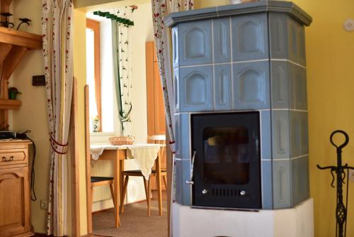 een blauwe kast met een tv in de woonkamer bij Ferienhaus Seetaler Alpen in Obdach
