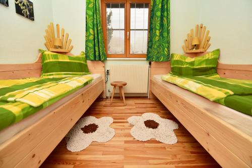 Habitación con 2 camas y 2 alfombras en Ferienhaus Seetaler Alpen, en Obdach