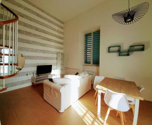 un soggiorno con divano bianco e tavolo di Piazza Teatro Apartments & Rooms a Trani