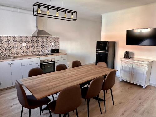 eine Küche mit einem Tisch und Stühlen im Zimmer in der Unterkunft CozyCatalonia - Exclusive Attic in Central Blanes in Blanes