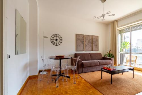 - un salon avec un canapé et une table dans l'établissement Palazzo Lombardia - Central Station - BigHome, à Milan