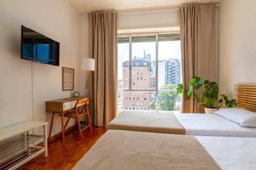 Cette chambre comprend 2 lits et une fenêtre. dans l'établissement Palazzo Lombardia - Central Station - BigHome, à Milan
