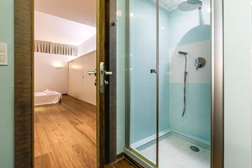 baño con ducha y puerta de cristal en Cozy Apartment with AC, en Elche