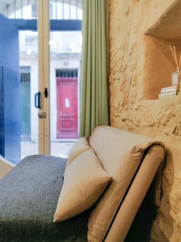 - une chambre avec un lit et une fenêtre avec une porte dans l'établissement Appartement dans le centre historique, à Bordeaux