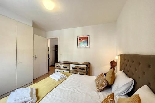 Postel nebo postele na pokoji v ubytování Richemont - A charming stay in the heart of the Alps