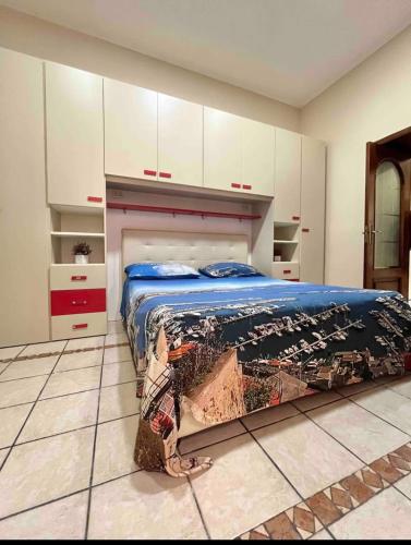 Schlafzimmer mit einem Bett und weißen Schränken in der Unterkunft Don Vincenzo’s House in Neapel
