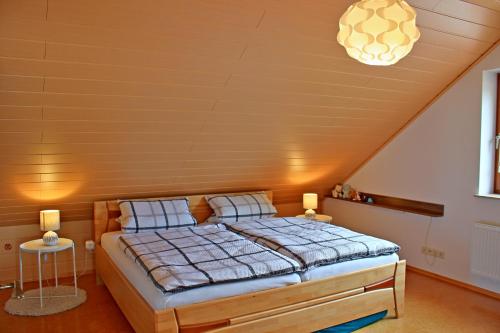 een slaapkamer met een bed op zolder bij Ferienwohnung Preisinger in Gammertingen