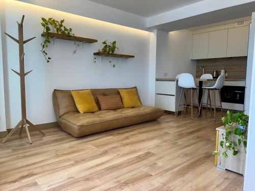 ein Wohnzimmer mit Couch und Küche in der Unterkunft Loft Paseo in Aguadulce