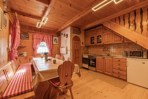 Кухня или мини-кухня в Rudnica Hill Lodge - Happy Rentals
