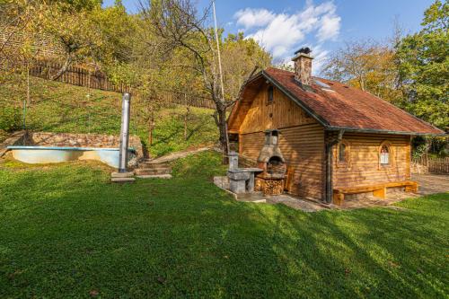 a small wooden house with a tub in a yard at Rudnica Hill Lodge - Happy Rentals in Podčetrtek